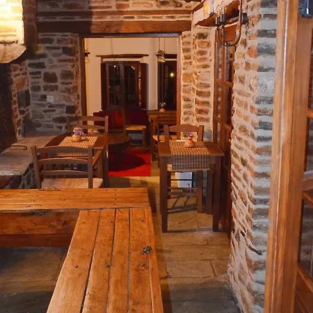 Fyloma With 5 Bedrooms Pensión